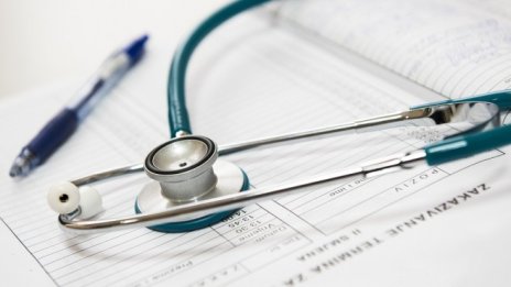 Работещи от общинските болници излизат на протест