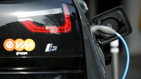 Петролните гиганти търсят начин да ограничат електромобилите в САЩ