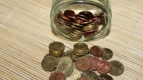 Бизнесът сключва договори за спестяванията си в евро на отрицателна лихва