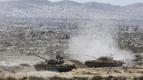 Ройтерс: Вместо да се оттегля, Русия води танкови маневри до Украйна