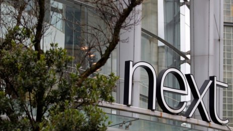 Продажбите на празнични дрехи накараха Next да повиши прогнозата си