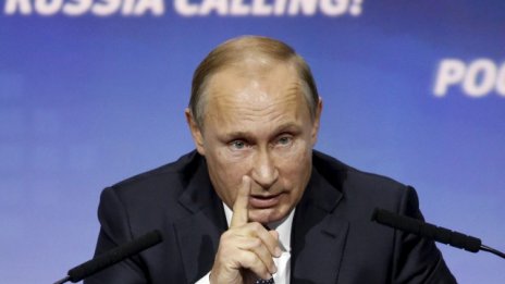 Руската икономика потъва, а защо Путин се усмихва? 