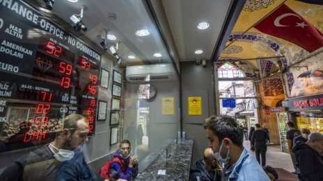Турската лира се срина до ново дъно поради очаквания за намаление на лихвата