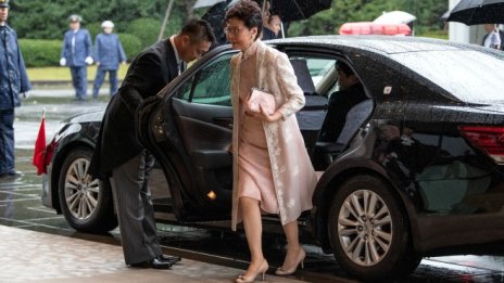  FT: Китай планира да замени лидера на Хонконг 