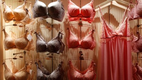 Хонконгският производител на бельо за Victoria's Secret продава акции 
