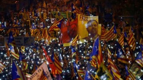 Многохилядни протести в Барселона и на Балканите