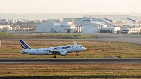 Air France-KLM прогнозира стабилни маржове след силни резервации за 2023 г.