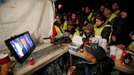 Отстъпките на Макрон пред „жълтите жилетки“ ще струват между 8 и 10 млрд. евро