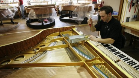 Как Steinway се превърна в "хубавата Елена"
