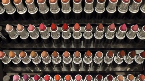 Estee Lauder разочарова със слаба годишна прогноза