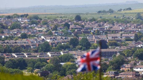 Над една трета от жилищата във Великобритания са изгубили стойност за шест месеца