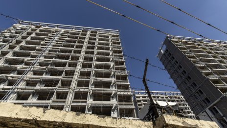 В Китай купувачи на жилища живеят в "гниещите си", незавършени имоти