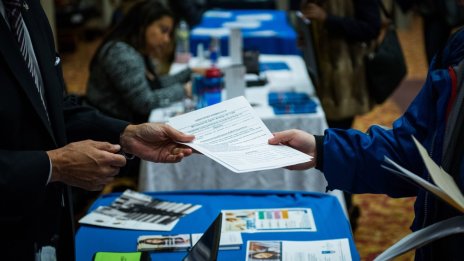 Броят на молбите за помощи при безработица в САЩ остава стабилен