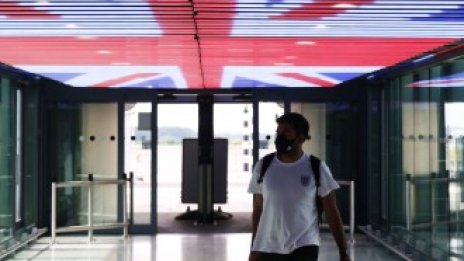 Великобритания отменя карантината за ваксинирани посетители от ЕС и САЩ