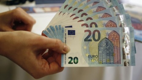 Таксите за трансгранични плащания в евро в рамките на ЕС ще намалеят