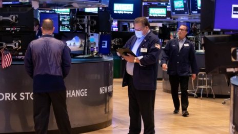 Dow изтри близо 300 пункта въпреки данните за инфлацията