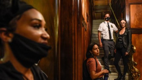 Една икономическа теория обяснява ирационалното ковид поведение