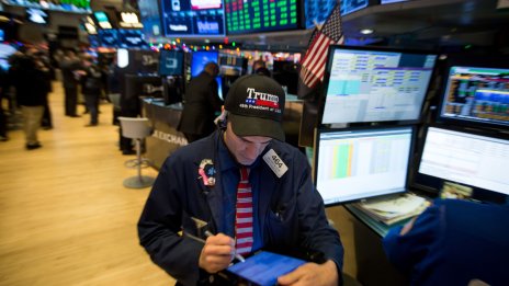 Оптимизмът около пазара на труда тласна Dow нагоре с над 500 пункта*