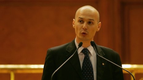 Румънски централен банкер е задържан по подозрения за търговия с влияние