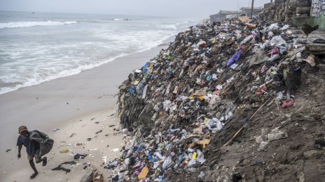 Изхвърляните дрехи са проблем, модните марки може да ви принудят да плащате за него