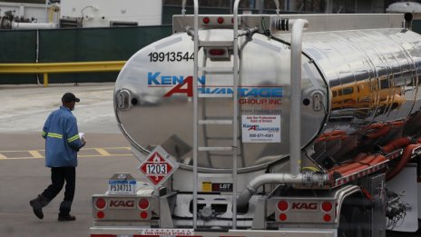 Петролът поевтинява след данните за ръст на щатските резерви*