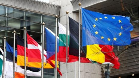 Р. Радев: Няма как да има едно тяло на две скорости