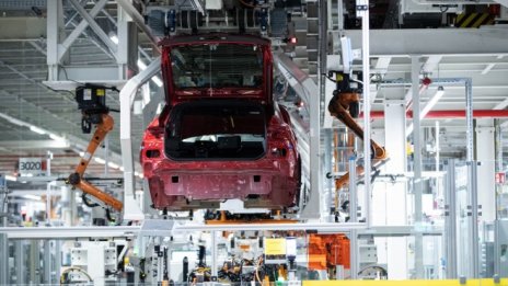 Войната в Украйна увеличава разходите за производство на електромобили