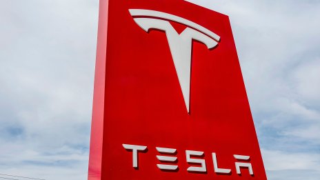 Tesla ще отложи пускането на по-достъпен електромобил в САЩ