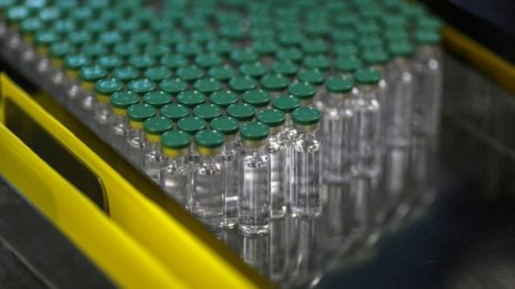 Светът продължава дебата за ваксината на AstraZeneca