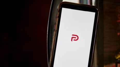 Социалната мрежа Parler отново съди Amazon