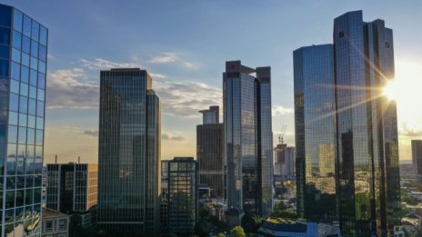 Европейските банки бръкнаха в кацата с меда на лихвените повишения