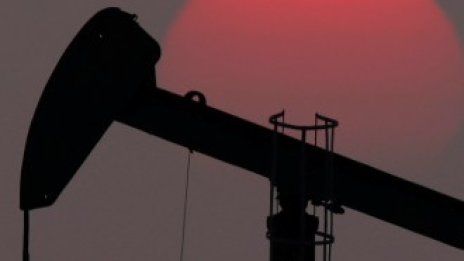 Цената на петрола се насочва към най-дългия си седмичен ръст от години*