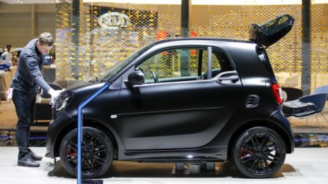 Smart продава миноритарен дял, за да финансира прехода си към електрическа марка