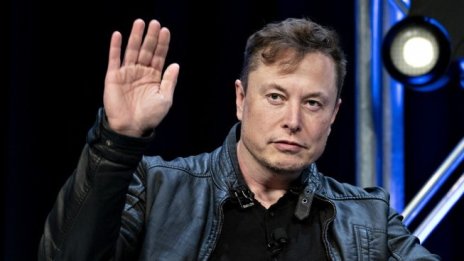 Мъск наруши мълчанието в Twitter със снимка с папата