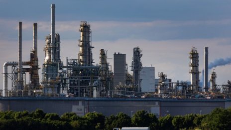 Цената на петрола се стабилизира, докато страхът от рецесия натежава*