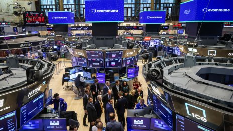 Индексите на Wall Street спадат, Dow се отдръпва от рекордния връх*