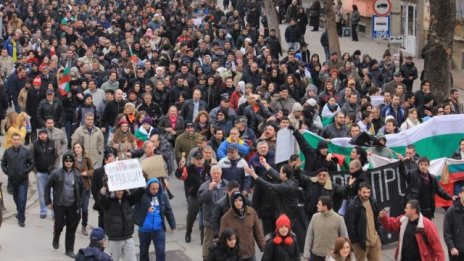 Масови протести срещу монополите и правителството се провеждат в цялата страна