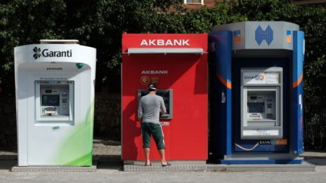Турция намалява драстично банковите такси в опит да стимулира кредитирането