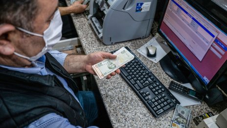 Турската лира остава под натиск