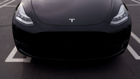 Регулатор в САЩ отново разследва Tesla заради проблем с волана при Model Y
