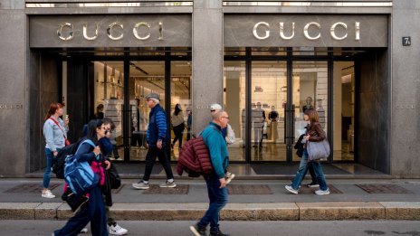 Собственикът на Gucci изненада с по-слаб спад на продажбите от очакваното