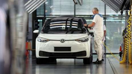 Volkswagen отвръща на Tesla със онлайн актуализация на софтуера в ID.3