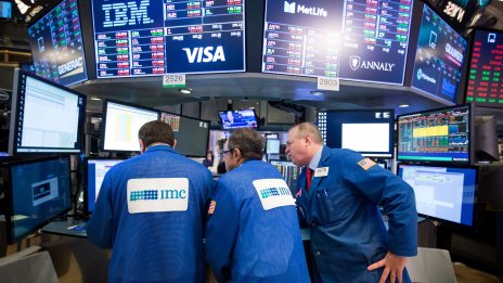 Банковите акции поведоха ръстовете на Wall Street след преминатия стрес тест на Фед