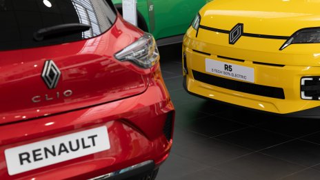 Застрашени от китайските конкуренти, Stellantis и Renault искат от ЕС по-малко правила