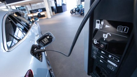 Съвместното предприятие за батерии на Stellantis и Mercedes търси заем от 4,4 млрд. евро