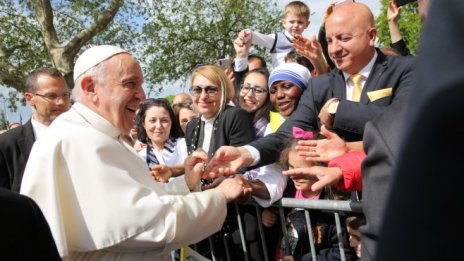 Папа Франциск посети бежанския център „Враждебна“, преди да замине за Раковски