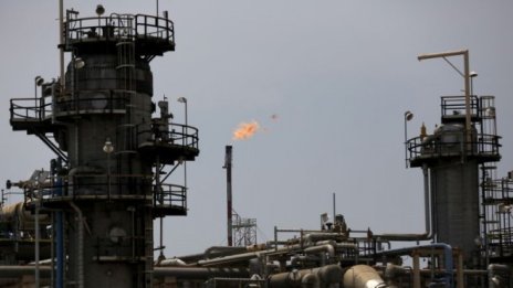 ОПЕК потвърждава: Държавите извън картела също свиват добивите