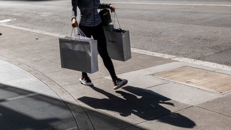 Продажбите на дребно в САЩ нарастват с по-малко от прогнозираното през февруари