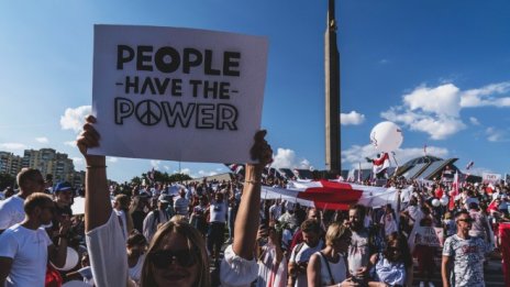 Бяло, цветя и рок песента "Промени!" - емблемите на демонстрантите в Минск