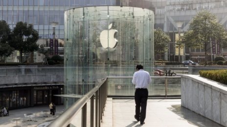 Сплитът на акциите в Apple преобръща Dow Jones с главата надолу